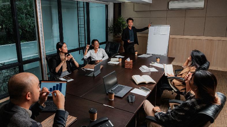 How to Decide Between One-On-One and Team Meetings