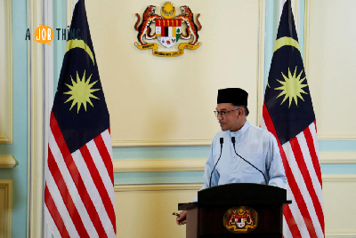 Cover image for Anwar tells Malaysians don't call him 'Papa'