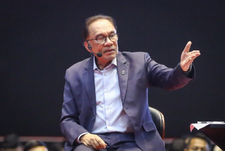 PM Anwar Urges Companies to Provide Allowance for Interns